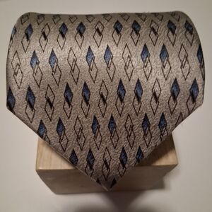 Elegant Geometric Tie in Silver and Blue